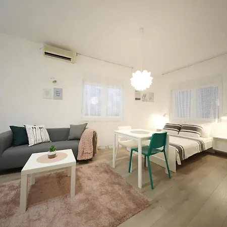 Old Town Stylish Andi * ザダル